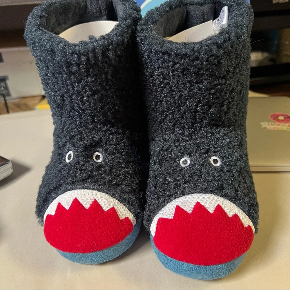 Totes Toasties Kids Shark Slippers Size‎ M